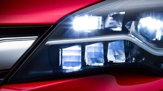 Opel IntelliLux LED an: Das aus 16 Elementen – acht auf jeder Fahrzeugseite – bestehende neue Voll-LED-Matrix-System passt die Länge des Lichtstrahls und die Verteilung des Lichtkegels automatisch und kontinuierlich jeder Verkehrssituation an.