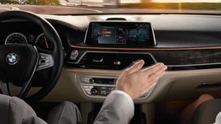 Um einen Anruf entgegenzunehmen oder abzulehnen, reicht im BMW 7er zukünftig eine Geste.
