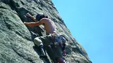 Bild 1b. Der unterschenkelamputierte Kletterer C.J. Howard positioniert seine lasergesinterte Kletterprothese aus Titan in der Kletterroute „Hey Y’all Watch This“ an den Luther Spires in South Lake Tahoe/Kalifornien.