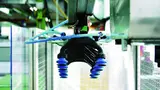 Bild 4. Die von der ASS Maschinenbau GmbH entwickelte Roboterhand ist seit dem Frühjahr 2014 täglich im Einsatz bei der Theo Hillers GmbH.