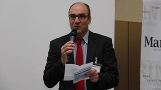 Caspar Grote, Chefredakteur Design&Elektronik eröffnet das Forum Funktionale Sicherheit 2015.