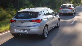 Mit Hilfe der Frontkamera scannt das System vorausfahrende Fahrzeuge und berechnet die Distanz zum eigenen Auto.