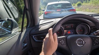 Wird der zuvor vom Fahrer definierte Sicherheitsabstand auf den vorausfahrenden Verkehrsteilnehmer unterschritten, ertönt ein Alarmsignal begleitet von einem Warnsymbol in der Instrumentenanzeige.