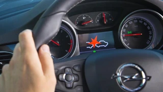 Frontkollisionswarner: Wird der zuvor vom Fahrer definierte Sicherheitsabstand auf den vorausfahrenden Verkehrsteilnehmer unterschritten, ertönt ein Alarmsignal begleitet von einem Warnsymbol in der Instrumentenanzeige.