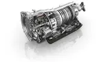 as 8-Gang Plug-in-Hybridgetriebe von ZF: Hier sind die Komponenten Elektromotor, Kupplung(en), Torsionsdämpfer und Hydraulik platzsparend und effizient in das Getriebe eingepasst.