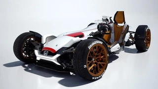 Honda stellt sein »Project 2&4 powered by RC213V« vor. Das einsitzige Konzeptfahrzeug entstand aus der Zusammenarbeit von Auto- und Motorradentwicklung und soll das Gefühl der Freiheit auf zwei Rädern mit der Manövrierbarkeit eines Automobils verbind