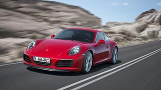 Der neue Porsche 911 verfügt über Biturbo-Boxermotoren, weiterentwickeltem Fahrwerk sowie neuem Porsche Communication Management.