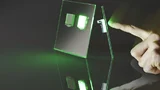 Der ITO-Key besteht aus vier Schichten. Die einfache Montage des Tasters erfolgt über einen Klebefilm, der für sicheren Halt auf glatten Oberflächen sorgt. Der Key ist dabei unabhängig vom Display frei positionierbar und kann auf Glas oder Acrylglas 