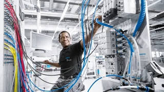 Der Montageroboter arbeitet direkt und ohne Schutzkäfig mit dem Menschen zusammen.