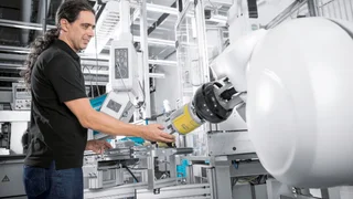 Der Montageroboter arbeitet direkt und ohne Schutzkäfig mit dem Menschen zusammen.
