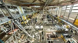 Bild 1. Auf 1750 m2 betreibt Igus sein Testlabor mit 58 Testständen zur Lebensdauerprüfung von ­Leitungen in Energieketten. Über 2 Milliarden Testzyklen wurden bisher in diesem Labor gefahren