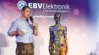 IoT lebt - hier ist der Beweis! Das IoT-Model wurde aufwändig durch Body Painting in Szene gesetzt. Das Internet der Dinge und Industrie 4.0 stehen im Mittelpunkt der neuen IoT-Kampagne von EBV, die Bernd Schlemmer,  Vice President Communications von