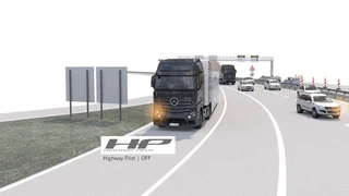 Auf der Autobahnabfahrt übergibt der Highway Pilot an den menschlichen Fahrer.