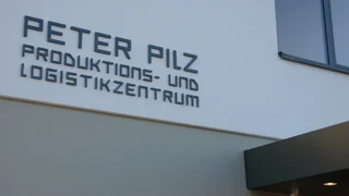 Insgesamt 20 Mio. Euro hat die Pilz GmbH & Co. KG in ihr neues »Peter Pilz Produktions- und Logistikzentrum« investiert. Benannt ist es nach dem Ehemann von Renate Pilz, Vorsitzende der Geschäftsführung, der 1975 bei einem Flugzeugabsturz ums Leben k