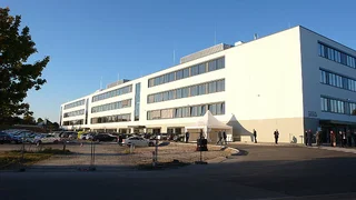 Das »Peter Pilz Produktions- und Logistikzentrum« im Abendlicht.
