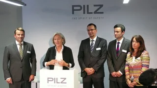 Bei der Führung ihres Familienunternehmens lässt sich Renate Pilz (am Rednerpult) von christlichen Werten leiten, wie sie auf der Pressekonferenz anlässlich der Eröffnung des Neubaus erläuterte. Neben ihr links Sohn Thomas Pilz (geschäftsführender Ge