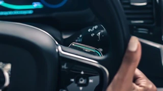 Der Fahrer kann den autonomen Fahrmodus über speziell gestaltete Wippen am Lenkrad aktivieren und deaktivieren. 