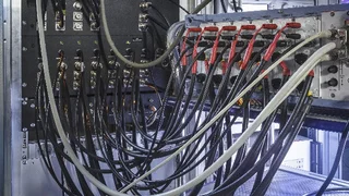 Ein Leistungsanalysator im Kalibrierprozess. Bis zu 20.000 Messwerte zusammengefasst in bis zu 32 Seiten starken Kalibrierreports geben Aufschluss über die Performance des DUT.