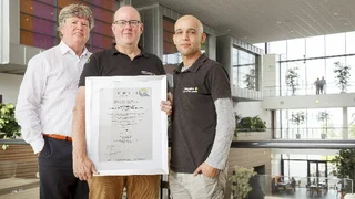 von links: Terry Marrinan, Yokogawas Vice President Test & Measurement für Europa & Afrika, Eric Kroon, , Manager European Standards Laboratory und sind stolz, nach dreieinhalb Jahren des Zertifizierungprozesses endlich die Akkreditierungsurkunde in 