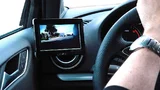 Auf den ins Fahrzeug integrierte Displays werden die von den Kameras aufgenommenen Bilder dargestellt.