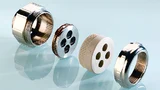 Durch die EMV-Mehrfach-Scheibe mit innenliegenden TRI-Kontaktfedern lassen sich mehrere Kabel platzsparend durch eine EMV-Verschraubung führen. Die Scheibe wird über eine umlaufende IRIS-Feder sicher kontaktiert