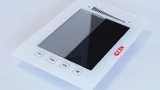 Bild 3. Das PCAP ist halbseitig vollverklebt (rechts) und halbseitig am Rand verklebt (links). Der Luftspalt im randverklebten Bereich sorgt für erhöhte Reflexion und lässt das Display kontrastarmer erscheinen.