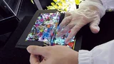 Mit 100 μm extrem dünn und hochflexibel ist das OLED-Display – 22 cm, 1080 × 1920 Pixel, 254 ppi – mit Touch-Funktion, das vom Semiconductor Energy Laboratory (SEL) in Japan entwickelt wurde