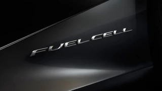 Das Herzstück des LF-LC ist ein Hochleistungs-Brennstoffzellen-Antrieb, der primär die Hinterräder antreibt, zusätzlich aber auch die beiden Radnaben-Elektromotoren an der Vorderachse mit Energie versorgt.
