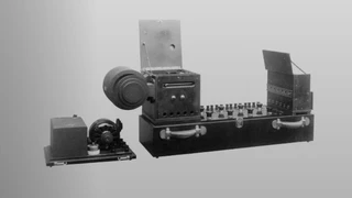 Yokogawa 100-09 Oscillograph:  1924 - Das Ministry of Communications Electrical Testing Center bittet Yokogawa, einen tragbaren Oszillographen zu entwickeln. Nach einigen mühsamen Versuchen mit verschiedenen Materialien und Designs gelingt es. Die Na