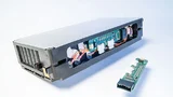 Das Batteriemodul sowie die Leiterplatte für das Batterie-Monitoring. Die Leiterplatte misst 47 cm