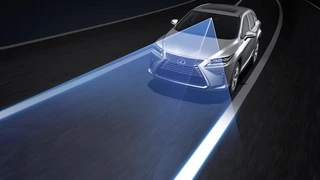 Das Pre-Crash Safety System inklusive Notbremsassistent erkennt dank Kamera und Mikrowellenradar andere Fahrzeuge und Fußgänger vor dem Fahrzeug.