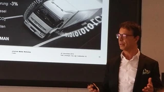 »Das Internet wird nicht nur das Infotainmentangebot im Fahrzeug erweitern, es wird das Fahrzeug direkt verbessern. Das Prinzip dahinter: Je besser die Informationsbasis, desto sicherer, effizienter und komfortabler das Fahrzeug«, so Ralf Lenninger, 