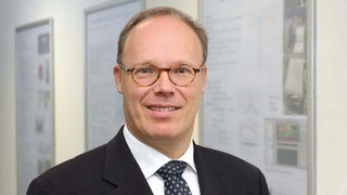 Dr. Rüdiger Sprengard, Schott  »Gehärtetes ultradünnes Glas, wie wir es mit dem D263T eco anbieten, weist eine viermal  höhere Festigkeit als nicht gehärtetes Grundglas auf. Im Labor haben wird schon  zehnmal höhere Festigkeiten erreicht.«