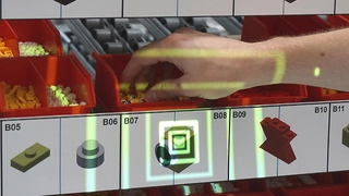 Mobile Projektion hilft dem Bediener des Handarbeitsplatzes
