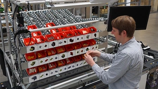 Mitarbeiter testet die projektionsbasierte AR-Umgebung