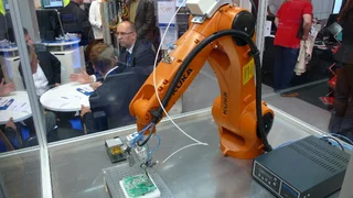 Der Kleinroboter »KR Agilus« von Kuka (Halle A2, Stand 534) eignet sich für viele Anwendungen in der Elektronikfertigung. Er ist mit fünf oder sechs Achsen erhältlich. Hier …
