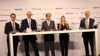 Ralf Lenninger (Continental), Tim Höttges (Telekom), Alexander Dobrindt, Kathrin Buvac (Nokia Networks) und Prof. Dr.-Ing. Rudi Knorr stellen das Projekt »Digitales Testfeld Deutschland - Auf dem Weg zu 5G« vor (vlnr).