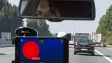 Sollte beim Überholvorgang unerwartet ein Fahrzeug auf die linke Spur ausscheren wollen, wird der Fahrer im Auto auf der Überholspur sofort gewarnt, dass er abbremsen soll.