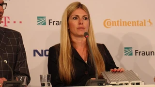 Kathrin Buvac, Chief Strategy Officer Nokio Networks, zeigt die Mobil Edge Computing Lösung.