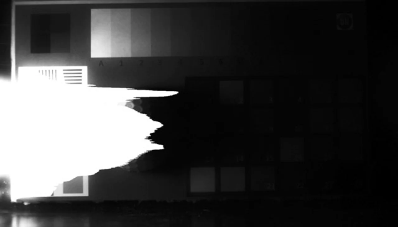 Übersteuerung eines EMCCD Bildsensors bei Aufnahme einer starken Lichtquelle Übersteuerung eines EMCCD Bildsensors bei Aufnahme einer starken Lichtquelle