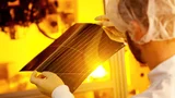 Solarfolie von Heliatek, ein Stück aus der Produktion bei Sonnenuntergang