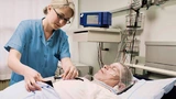 Bild 1: Für das transkutane Monitoring wird am Patienten ein Sensor angebracht, der sich auf rund +40 °C erwärmt und die durch die Haut diffundierenden Gase misst