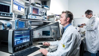 Hochfrequenzlabor. Laboraufbau zur Überprüfung der Signalqualität von ID Gebern (Funkschlüssel)