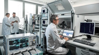 Hochfrequenzlabor. Systemintegrationsmessplatz zur Absicherung der HF Parameter von Funkschließsystemen