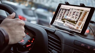 Lokalisieren des Autos für die Zustellung