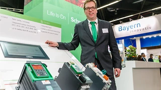 Jürgen Spiertz von Schneider Electric mit dem Altivar 340