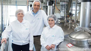 Deutscher Zukunftspreis 2014: Dipl.-Ing. agr. Katrin Petersen, Dr.-Ing. habil. Peter Eisner und Dr. rer. nat. Stephanie Mittermaier (von links) haben ein Verfahren geschaffen, mit dem sich aus den Samen von Lupinen Zutaten für vegetarische und vegane