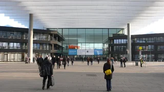 Die Arbeitsmesse SPS IPC Drives beginnt: Am Morgen des 1. Messetags vor dem Eingang Mitte