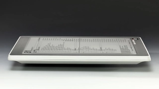 Schwarz auf  Weiß, hoher Kontrast und alles flimmer- und reflexionsfrei: Das E-Ink-Display deZign von Dresden Elektronik sieht echtem Papier zum Verwechseln ähnlich. Konzipiert für den öffentlichen Bereich, beispielsweise als Fahrplananzeige, ist es 