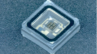 Dem japanischen Unternehmen Nikkiso ist es gelungen, LEDs unter hohen Qualitätsanforderungen herzustellen, die tief ultra­violettes Licht mit Wellenlängen zwischen 255 nm und 350 nm emittieren. Anwendungen ergeben sich beispielsweise in UV-Druckern o